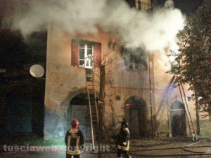 In fiamme appartamento a Vallerano - L'intervento dei Vigili del fuoco