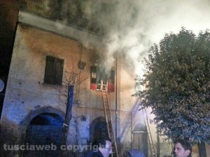 In fiamme appartamento a Vallerano - L'intervento dei Vigili del fuoco  