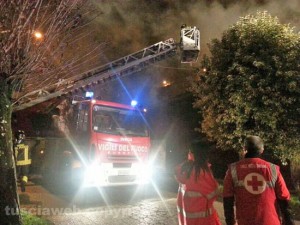 In fiamme appartamento a Vallerano - L'intervento dei Vigili del fuoco