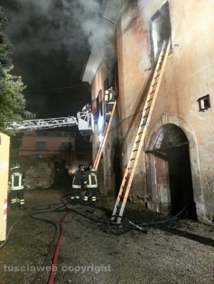 In fiamme appartamento a Vallerano - L'intervento dei Vigili del fuoco