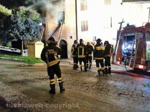 Vallerano - La casa in fiamme - L'intervento dei vigili del fuoco