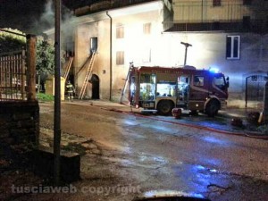 Vallerano - La casa in fiamme - L'intervento dei vigili del fuoco