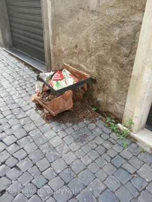 La "bruttura" in via dell'Orologio vecchio