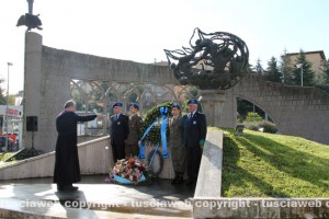 La cerimonia al monumento dei caduti delle forze dell'ordine