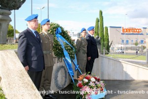 La cerimonia al monumento dei caduti delle forze dell'ordine
