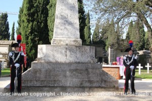 La cerimonia al monumento dei caduti al cimitero San Lazzaro