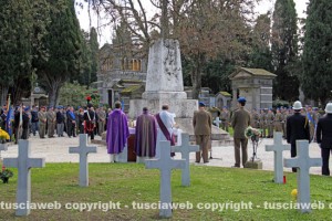 La cerimonia al monumento dei caduti al cimitero San Lazzaro