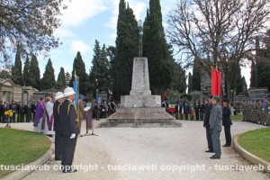 LLa cerimonia al monumento dei caduti al cimitero San Lazzaro