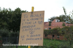 Un cartello all'isola di prossimità in strada Acquabianca