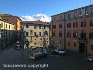 Il montaggio dell'albero di Natale