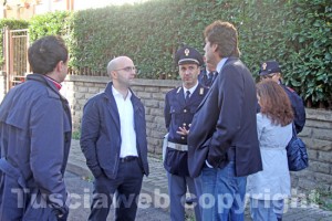 Gli avvocati De Santis e Padovan con la polizia e l'ufficiale giudiziario