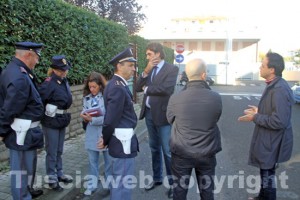 Gli avvocati De Santis e Padovan con la polizia e l'ufficiale giudiziario
