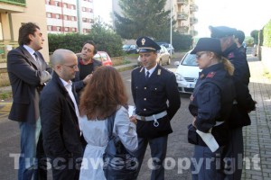 Gli avvocati De Santis e Padovan con la polizia e l'ufficiale giudiziario