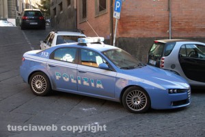 Una pattuglia della polizia nelle vicinanza dell'abitazione