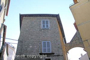 Il palazzo da cui il 27enne è caduto