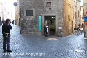 La strada dove il ragazzo è precipitato