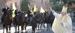 Il vescovo benedice i cavalli per la festa del Ringraziamento