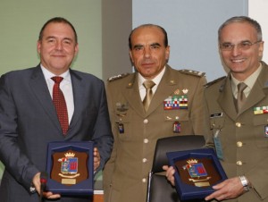 Il comandante della Scuola sottufficiali dell'Esercito Zambuco con i relatori Benzoni e Brandizzi