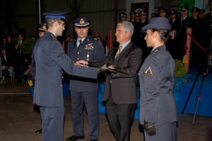 Massimo Mecarini consegna la sciabola d'onore