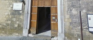 Il gradino di entrata del museo archeologico di Tarquinia