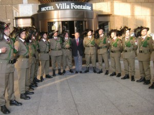 La fanfara dei bersaglieri davanti all'hotel dove alloggiava