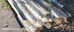L'amianto abbandonato lungo strada Acquabianca