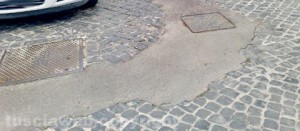 Asfalto invece dei sanpietrini a Pianoscarano