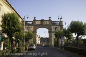 Ronciglione, l'arco in fondo a via Roma