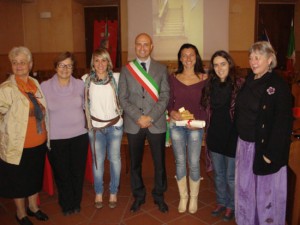 Il sindaco con le atlete civitoniche premiate 