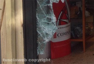 Furto in un negozio di telefonia a Sutri - La porta a vetri fracassata