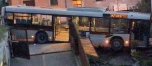 L'autobus andato fuori strada