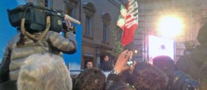Berlusconi sul palco di fronte a palazzo Grazioli