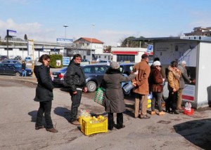 Una delle tante file alle casette dell'acqua