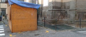 Il posto auto per disabili occupato da uno stand