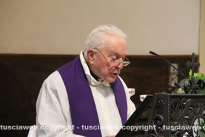 Don Mario celebra i funerali di Valente Paolocci