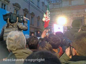 Berlusconi sul palco di fronte a palazzo Grazioli