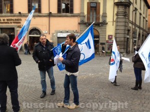 La protesta delle forze dell'ordine in piazza del Comune