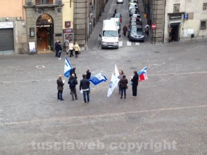 La protesta delle forze dell'ordine in piazza del Comune