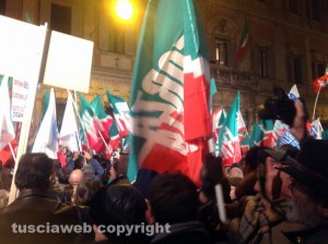La manifestazione di fronte a palazzo Grazioli
