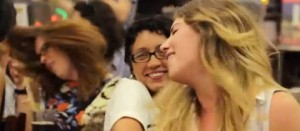 Una delle ragazze nel ristorante