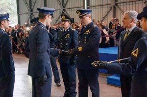 Il comandante consegna i gradi al capo corso