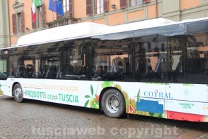 Il bus allestito per l'iniziativa 