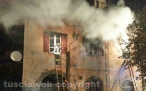 In fiamme appartamento a Vallerano - L'intervento dei Vigili del fuoco