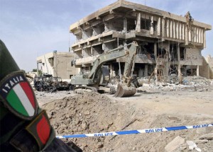 La base dei carabinieri di Nassirya distrutta dall'attentato