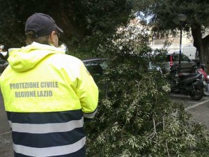 I volontari al lavoro per il maltempo