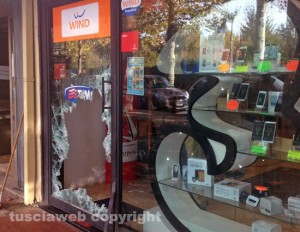 Furto in un negozio di telefonia a Sutri