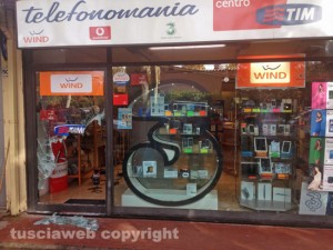 Furto in un negozio di telefonia a Sutri - La porta a vetri fracassata