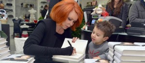 Marina Ripa di Meana alla profumeria Glamour