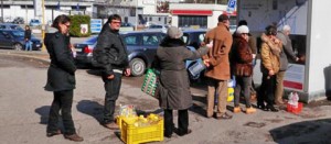 Una delle tante file alle casette dell'acqua