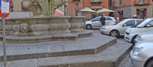La fontana di piazza delle Erbe tra le auto
